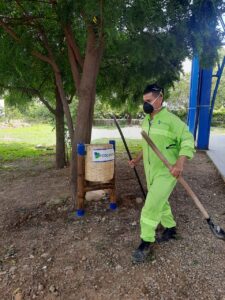 ECOAMBIENTAL DEL NORTE SAS ESP con responsabilidad social y ambiental pensando es este aspecto ha diseñado canastas ecológicas con materiales biodegradables y sostenibles a base de guadua la cual es una de las direcciones innovadoras, ofrece soluciones ecológicas y de utilidad a partir de nuevas aplicaciones de materiales en la construcción, yacen propuestas sostenibles de uso de recursos renovables y la producción sostenible de productos naturales. Recientemente, la guadua también se ha encontrado en más aplicaciones industriales, así como en las estructuras temporales. Tal ha sido la trascendencia que se considera un recurso diferente e innovador utilizado en diferentes países como en India, Indonesia, Japón, China y hasta en Latinoamérica. La guadua es un material de origen vegetal, constituido por fibras largas dispuestas longitudinalmente y embestidas de una matriz lignina y hemicelulosa, su diseño hueco natural es estructuralmente más eficiente que una área rectangular esto significa que a comparación con otros materiales de construcción como el acero o el concreto, para una determinada capacidad de carga, la guadua contiene menos masa de material. El método de construcciones eco-sotenibles en guadua puede ser una buena opción para la construcción de canastas, pues la Guadua es un material de fácil obtención con muy bajos costos sin afectar al medio ambiente Facebook Twitter Google+ LinkedIn Pinterest