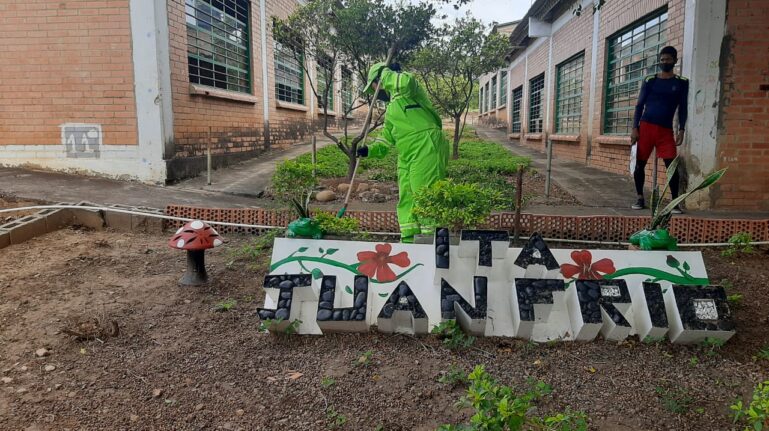 LIMPIEZA A COLEGIO JUAN FRIO